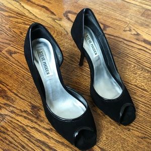 Black suede Steve Madden Pump with inside cut out